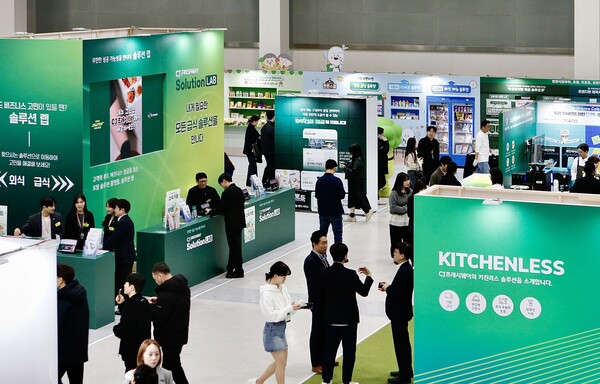 서울 서초구 양재동 aT센터에서 열린 CJ프레시웨이의 푸드 솔루션 페어 2025에서 관람객들이 전시 공간을 둘러보고 있다. 사진=CJ프레시웨이 제공