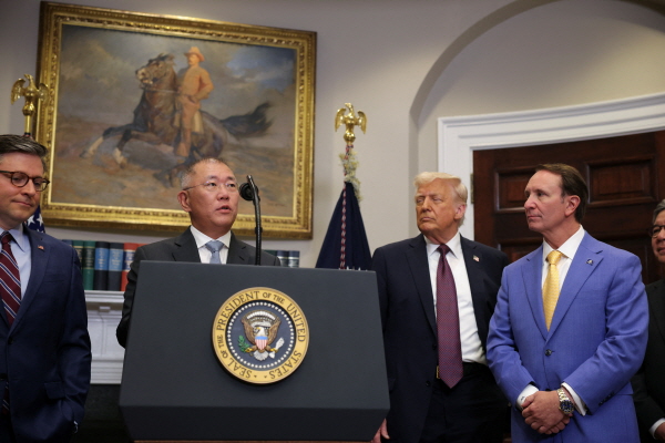 정의선 현대차그룹 회장이 지난 24일(현지시간) 백악관에서 투자 발표를 하고 있다. 사진=연합뉴스