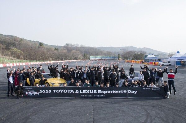 장학금 전달과 함께 아주자동차대학교 학생 대상으로 개최한 토요타·렉서스 익스피리언스 데이 행사 현장에서 참가자들이 기념사진을 촬영하고 있다. 사진=한국도요타자동차 제공