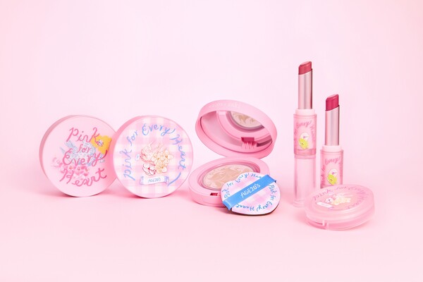 비주얼 아티스트 saki와 함께한 ‘핑크 포 에브리 하트 에디션’ 출시 연출컷. 사진=애경산업 제공