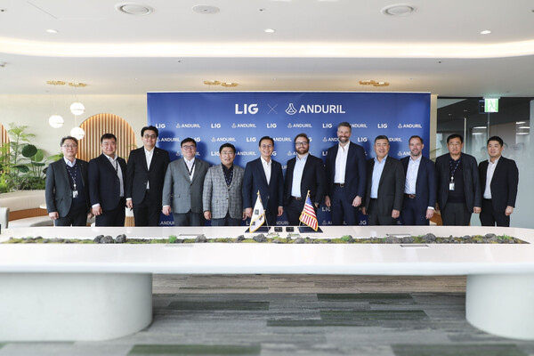 신익현 LIG넥스원 대표이사(좌측 6번째), 브라이언 쉼프 안두릴 공동창업자 겸 최고경영자(좌측 7번째)를 비롯한 양사 관계자들이 ‘미래전 무기체계 개발협력을 위한 포괄적 업무협약’을 체결하고 기념사진을 촬영하고 있다. (사진=LIG넥스원)