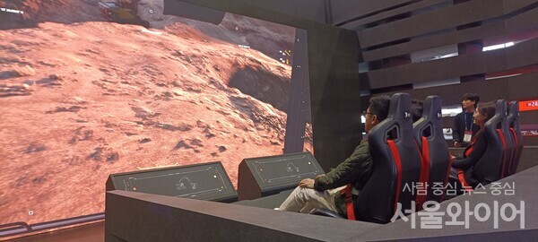 HD현대가 선보인 스마트 굴착기 기술을 적용한 시물레이션 체험 전시부스(사진=서울와이어 박제성 기자)