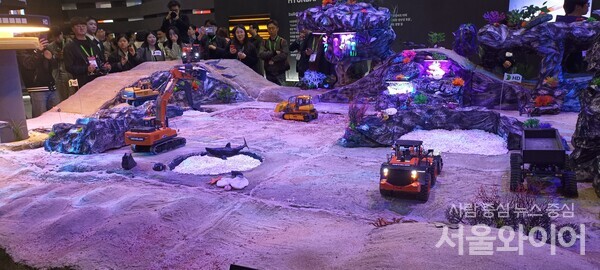 HD현대가 선보인 실제 건설현장의 모습을 장난감처럼 축소해 운영하는 모습(사진=서울와이어 박제성 기자)