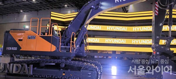 HD현대가 신제품 굴착기로 선보인 HX400(사진=서울와이어 박제성 기자)