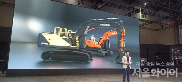 HD현대사이트솔루션 이동욱 대표이사가 신형 굴착기에 대해 소개하는 모습(사진=서울와이어 박제성 기자)
