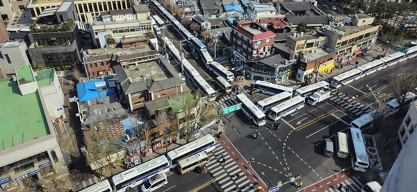 윤석열 대통령 탄핵심판 선고를 하루 앞둔 3일 서울 종로구 헌법재판소 인근 거리에 경찰이 차벽을 세워 접근을 차단하고 있다. ⓒ 연합뉴스