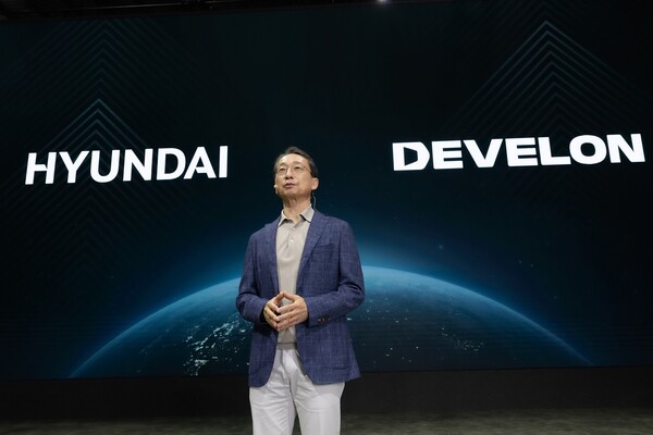 HD현대사이트솔루션 조영철 사장이 3일 킨텍스에서 열린 서울 모빌리티쇼 미디어 브리핑에서 건설기계 차세대 신모델을 소개하고 있다.(사진=HD현대)