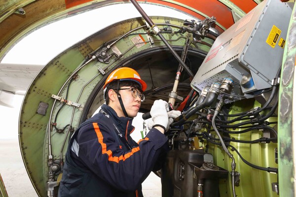 제주항공 정비사들이 1일 김포국제공항 주기장에서 B737-800 항공기의 엔진을 교체하고 있다.(사진=제주항공)