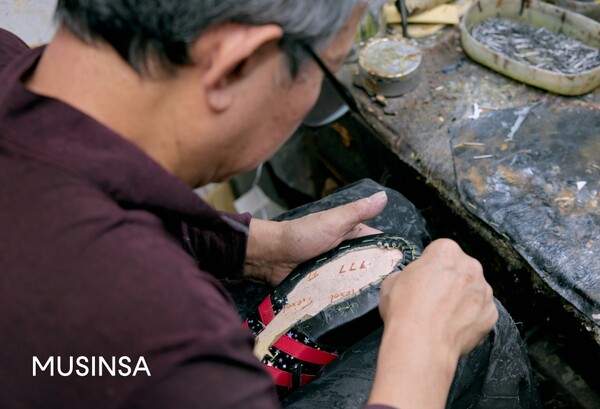 무신사와 협력한 성수동 소재 맞춤 교정 신발 제작 전문 업체 ‘하람공방’에서 정형신발을 제작하는 모습. 사진=무신사 제공