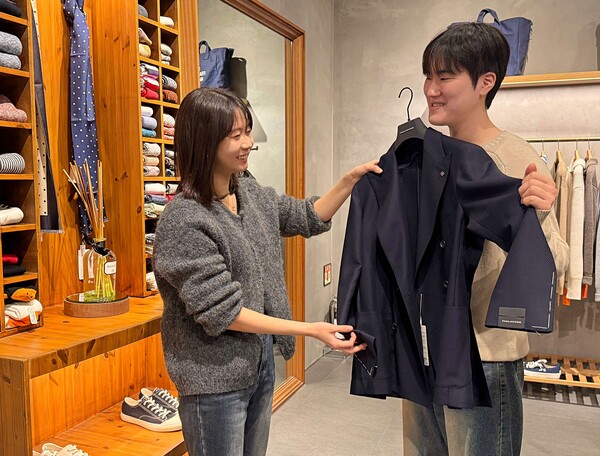 남성복 매장에서 예복을 둘러보고 있는 고객들. 사진=롯데백화점 제공