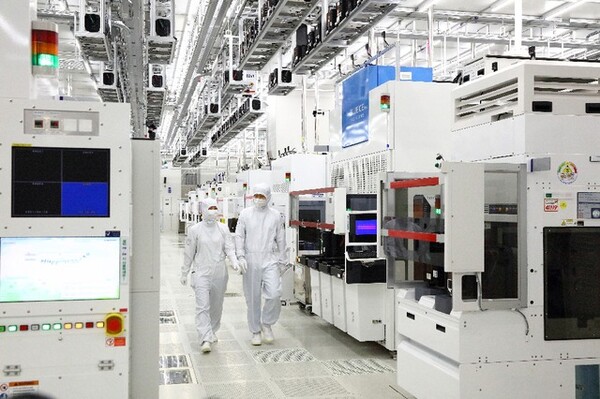 삼성전자 팹(반도체 공장)에서 직원들이 걸어가고 있다. 사진=삼성전자