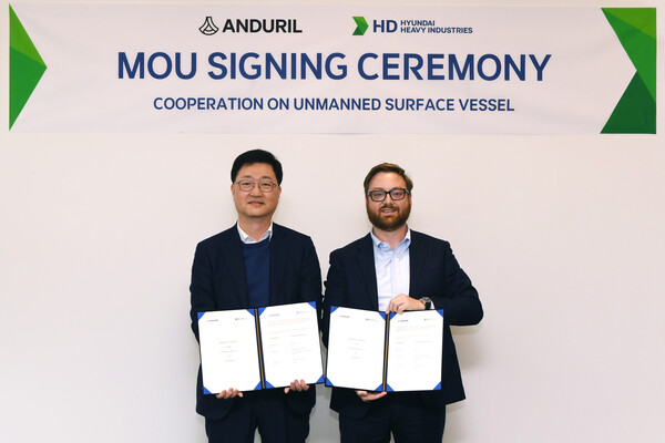 HD현대와 안두릴은 최근 서울 계동 현대빌딩에서 HD현대중공업 주원호 특수선사업대표(왼쪽)와 안두릴의 브라이언 쉼프 공동설립자 겸 최고경영자가 참석한 가운데 ‘무인수상정 개발 및 시장 진출을 위한 양해각서(MOU)’를 체결했다.(사진=HD현대)