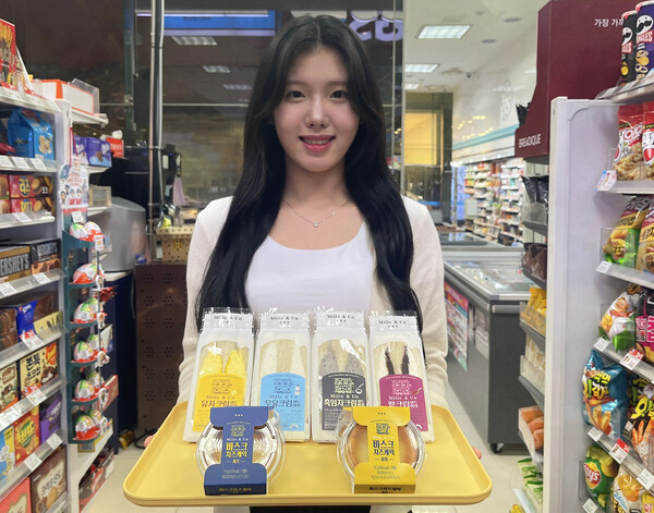 모델이 GS25에서 밀레앙(Mille & Un) 서용상 파티시에와 협업해 출시한 베이커리 상품을 들고 포즈를 취하고 있다. 사진=GS리테일 제공