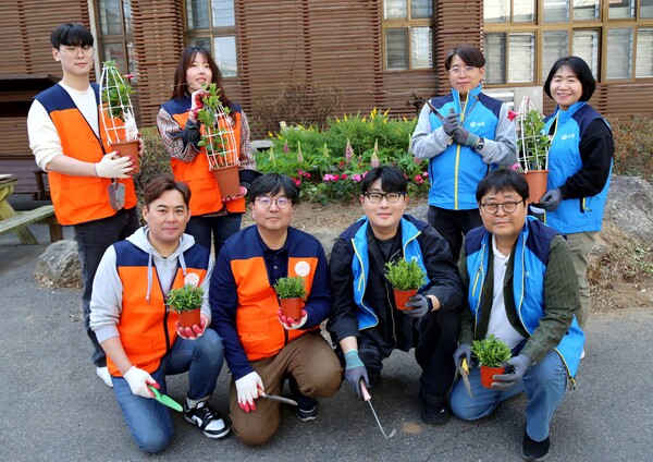 애경산업이 식목일을 맞아 꿈나무마을 파란꿈터 꽃밭 가꾸기 행사를 진행했다. 사진=애경산업 제공