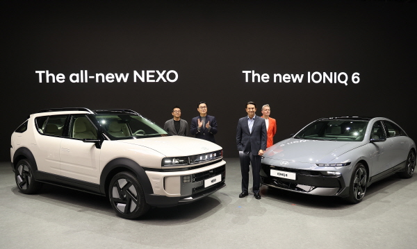 호세 무뇨스 현대자동차 사장(오른쪽에서 두번째)이 '디 올 뉴 넥쏘'와 '더 뉴 아이오닉 6'와 기념사진을 촬영하고 있다. 사진=연합뉴스