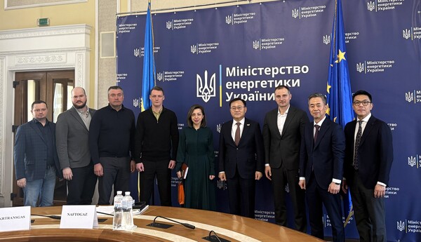 명노현 LS 부회장(오른쪽 네 번째). (사진=LS)