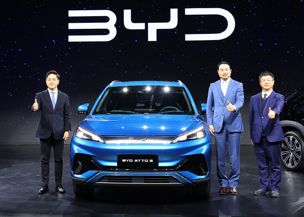 비야디 코리아 승용차 브랜드 런칭 미디어 쇼케이스 행사에서 조인철 비야디코리아 승용부문 대표(왼쪽), 류쉐량 비야디 아시아태평양 자동차 영업사업부 총경리(가운데) 등이 차량을 소개하고 있다. 사진=연합뉴스