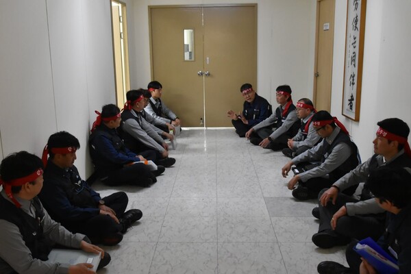 지난해 5월 울산광역시 HD현대중공업 임단협 상견례 장소에 문이 잠겨 있는 가운데 전국민주노동조합총연맹 전국금속노조 현대중공업지부원들의 모습 (사진=금속노조 현대중공업지부)