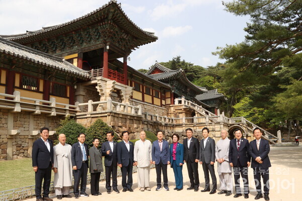 2025 APEC 정상회의 지원 특별위원회 위원들과 주낙영 경주시장과 함께 지난 18일 경주 불국사를 답사한 후 기념촬영을 하고 있다.(사진=경주시)