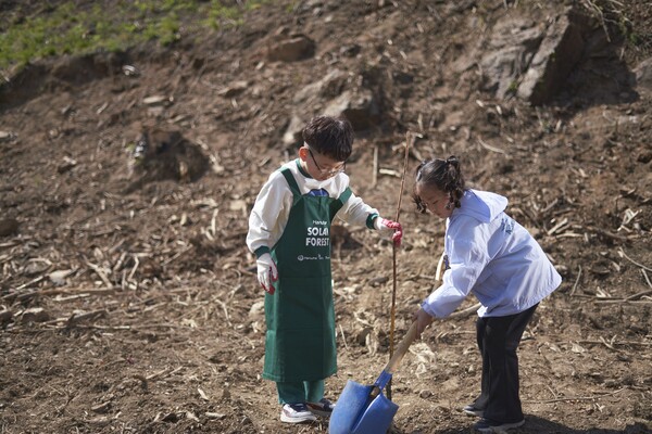 태양의 숲 조성을 위해 식재 중인 아이들의 모습(사진=한화그룹)