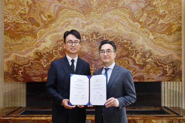 김마르코 한성자동차 대표(왼쪽)와 이정욱 조선 팰리스 총지배인이 MOU 채결 후 기념사진을 촬영하고 있다. 사진=한성자동차 제공
