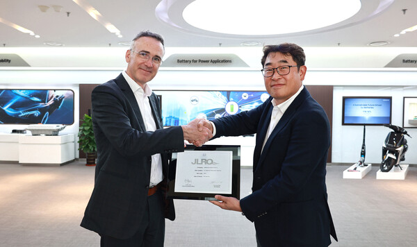 닉 웰스 JLR 중국·아시아태평양 지역 구매 총괄책임자(왼쪽), 박정호 삼성SDI 중국 톈진법인장(오른쪽). (사진=삼성SDI)