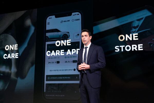 로빈 콜건 JLR코리아 대표가 30일 신규 서비스 전략을 발표하고 있다. 사진=JLR코리아 제공