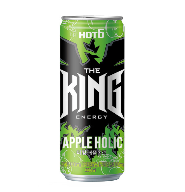 롯데칠성음료가 에너지 음료 ‘핫식스 더킹’에 사과 과즙을 더한 ‘핫식스 더킹 애플홀릭’을 출시한다. 사진=롯데칠성음료 제공