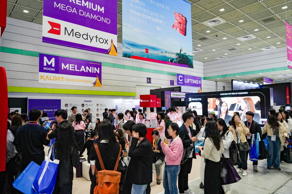 지난 11일 2025 대한레이저피부모발학회 춘계 학술대회에 참가한 의료 관계자들이 메디톡스 부스를 관람하고 있다.(사진=메디톡스)