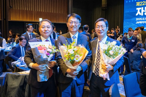 ‘제22회 자동차의 날’ 국무총리상을 수상한 김수택 르노코리아 생산기술 담당 디렉터(가운데), 산업통상자원부장관상을 수상한 김우상 차량시험 총괄 김우상 디렉터(왼쪽)와 이주형 품질 담당 디렉터가 기념촬영을 하고 있다. 사진=르노코리아