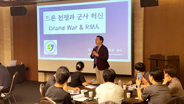 최기일 상지대 군사학과 교수 겸 한국방위연구소장이 드론전쟁과 군사 혁신을 주제로 강연하는 모습. 사진=상지대 