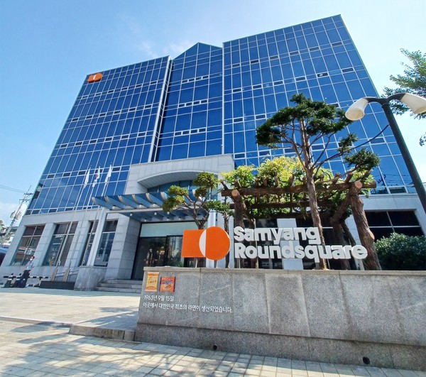 삼양식품이 마침내 ‘황제주’에 등극하면서 대표 제품인 ‘불닭볶음면’이 황금 날개를 달았다. 사진=삼양식품