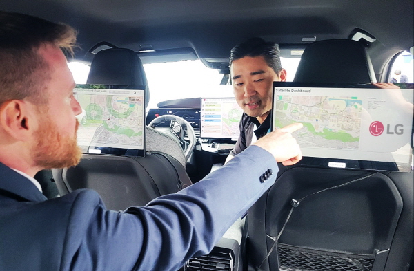15일(현지시간) 프랑스 파리 5GAA 총회에서 LG전자 관계자가 5GAA 총회 참석자에게 인공위성 기반의 차랑 내 차세대 음성통신 솔루션을 설명하고 있다. LG전자는 이날 파리 시내를 주행하며 네트워크 환경 전환에도 끊김 없는 음성통신 서비스를 최초로 시연했다. 사진=LG전자