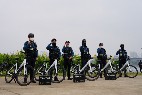 스왑 전기자전거 앞에서 파이팅을 외치는 서울경찰청 기동순찰대원들. 사진=더스윙