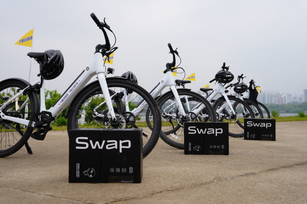 서울 경찰청에서 순찰용으로 구독하는 스왑 전기자전거. 사진=더스윙