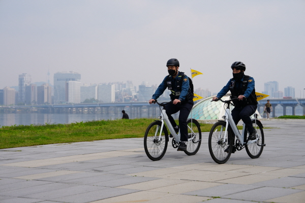 스왑 전기자전거를 타고 한강공원을 순찰 중인 서울경찰청 기동순찰대. 사진=더스윙