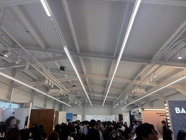 무신사 페스타가 열린 현장에 많은 인파들이 몰려 있다. 사진=고정빈 기자