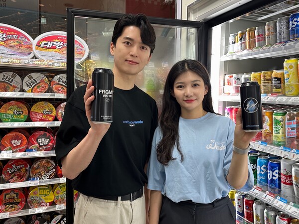 GS25 모델이 웨이드 프라그먼트 굿즈 티셔츠를 착용하고, 웨이드 프라그먼트 탄산수를 선보이고 있다. 사진=GS리테일 제공