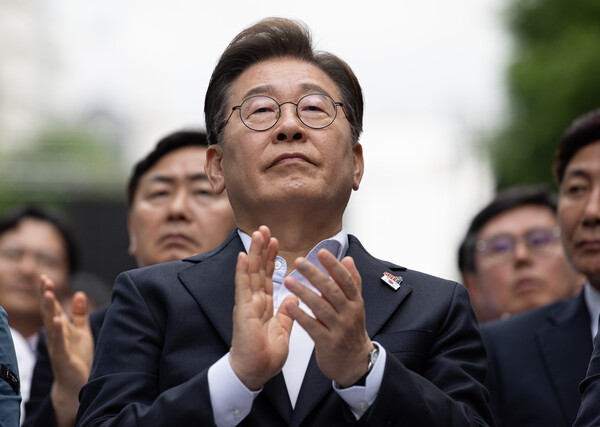 이재명 더불어민주당 대선 후보가 지난 17일 광주광역시 동구 금남로에서 열린 5.18 광주민주화운동 45주기 전야제에 참석해 박수를 치고 있다. 사진=연합뉴스 