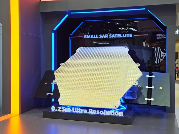 한화시스템이 개발한 해상도 0.25m급 '초소형 SAR(합성개구레이다) 위성' 전시모습. 사진=한화에어로스페이스