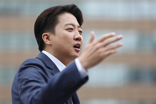 이준석 개혁신당 대선 후보가 19일 서울 광화문 이순신 장군 동상 앞에서 기자회견을 갖고 대선 TV토론회에서 보였던 이재명 더불어민주당 후보의 태도를 지적했다. 사진=연합뉴스 