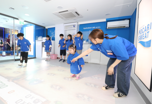 동아오츠카가 포카리스웨트 출시 38주년을 맞아 임직원 가족을 키자니아 ‘포카리스웨트 수분 연구소’에 초청했다. 사진=동아오츠카