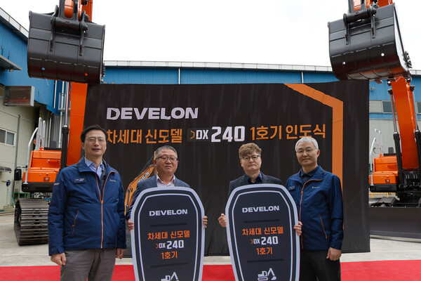HD현대인프라코어가 신형 굴착기 모델을 국내외 공개한 이후 첫 고객에 인도했다. (오른쪽 첫 번째부터) 오승현 HD현대인프라코어 사장, 1호 고객인 이용철 청림환경 대표, 황의병 하나종합중기 대표, 문재영 HD현대인프라코어 건설기계사업본부장. 사진=HD현대사이트솔루션