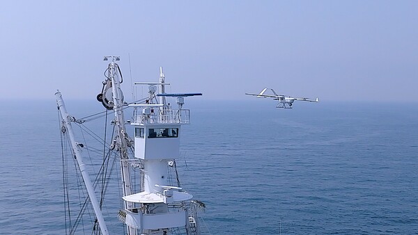 동원산업이 세계 최초로 어군 탐지(어탐) 전용 드론을 개발해 조업 현장에 본격 투입했다. 사진=동원산업