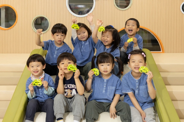 볼보자동차코리아가 배포한 어린이 안전 키링을 받은 아이들이 기념 사진을 촬영하고 있다. 사진=볼보자동차코리아 제공