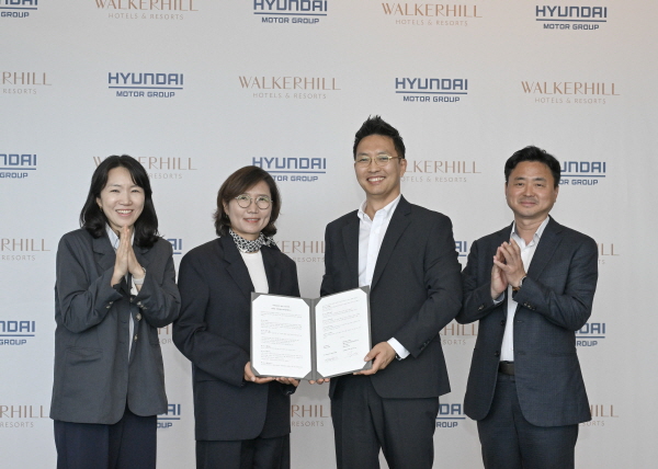 (왼쪽부터) 박주영 현대차·기아 모빌리티사업실 팀장, 김수영 현대차·기아 모빌리티사업실  상무, 김세한 워커힐 호텔앤리조트 신성장추진담당, 이열근 워커힐 호텔앤리조트 지속경영담당이 기념사진을 촬영하고 있다. 사진=현대차그룹 제공