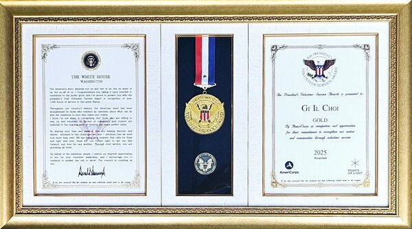 최기일 상지대 군사학과 교수가 미국 도널드 트럼프 대통령 명의에 '사회봉사상 금장장'을 수여받았다. 사진=상지대 군사학과