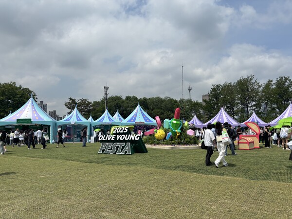 올리브영 페스타는 즐거움을 선사하며 방문객들에게 구매 욕구를 자극한다. 사진=고정빈 기자