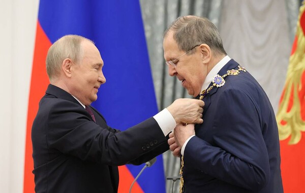 블라디미르  푸틴 러시아  대통령이 크렘린궁에서 세르게이 라브로프 외교장관에게 국가 최고훈장을 수여하고 있다 (사진,  타스통신  홈페이지서 갈무리)