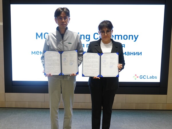 이상곤 GC녹십자의료재단 대표원장(왼쪽)과 우즈베키스탄 국립위생역학복지공중보건위원회 샴수디노바 마블류다 원장이 MOU 체결 후 기념촬영을 하고 있다.(사진=GC녹십자의료재단)